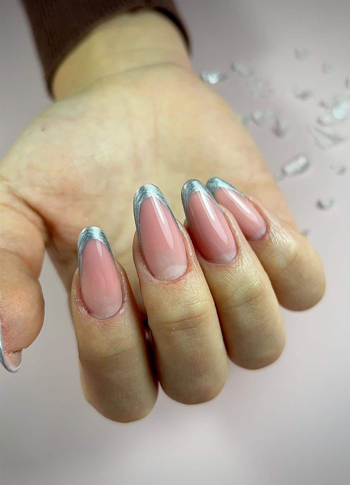 Nude nails with a delicate design
